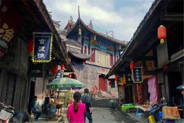 C罗坐飞机离开中国，途中安静的看书，看手机！期待C罗再来中国